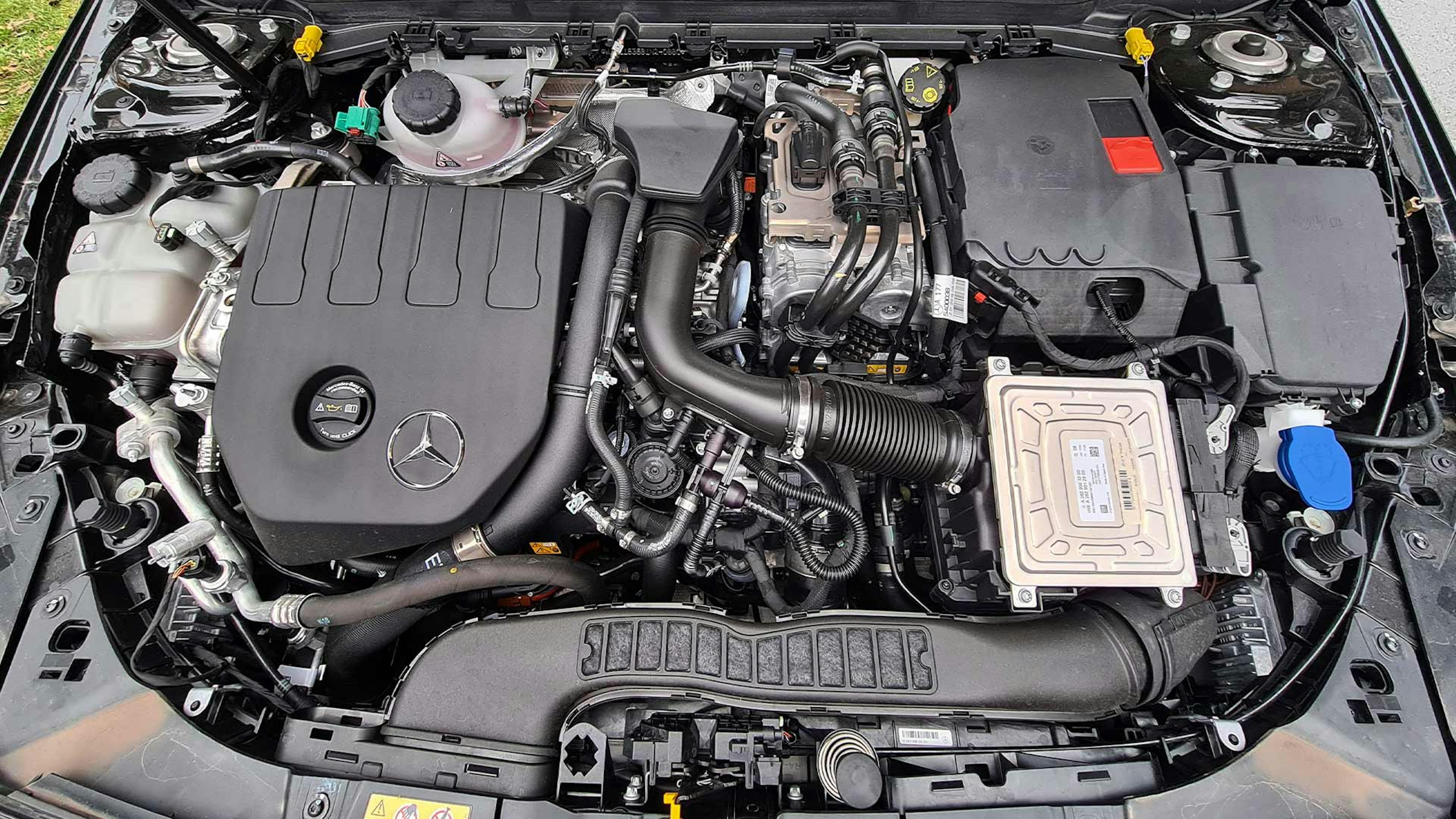 Blick in den Motorraum eines Neuwagens.