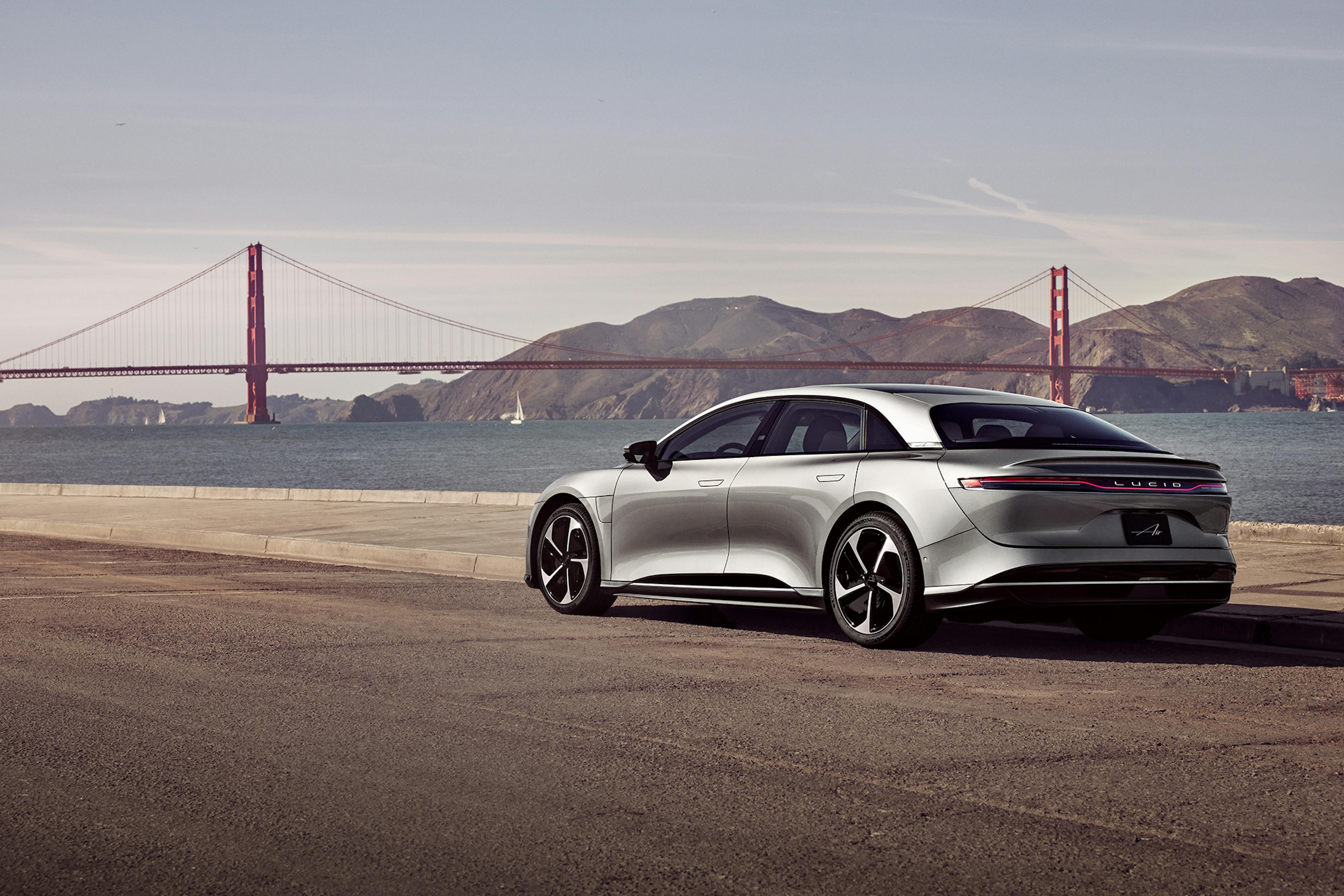 Ein Lucid Air Touring parkt vor der Golden Gate Bridge in San Francisco.