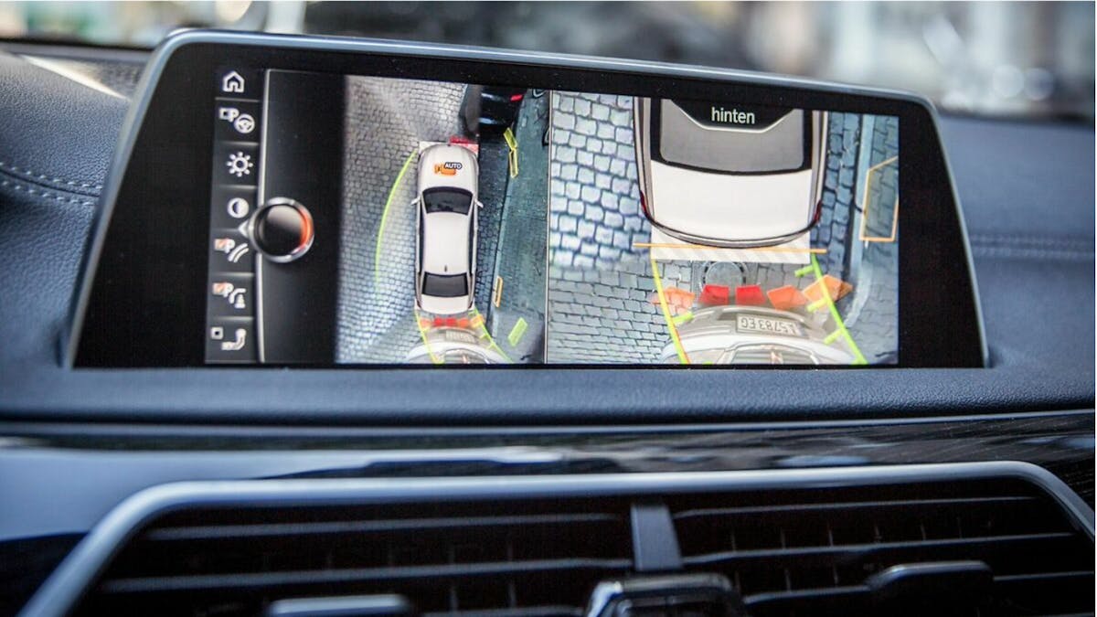 Blick auf das Display eines Pkw, dessen Rückfahrkamera aktiviert ist