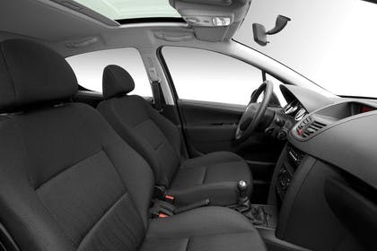 Peugeot 207 W Dreitürer Innenansicht statisch Studio Vordersitze und Armaturenbrett beifahrerseitig
