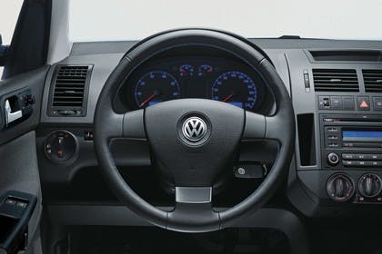 VW Polo 9N Fünftürer Facelift Innenansicht statisch Studio Lenkrad und Armaturenbrett fahrerseitig