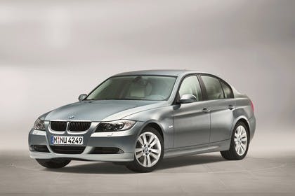 BMW 3er Limousine Aussenansicht Front schräg statisch grau