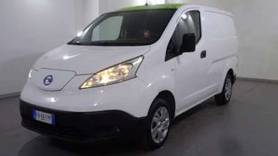 Ein weißer Nissan e-NV200 steht vor einer weißen Wand