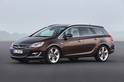 Opel Astra J Sports Tourer Facelift Aussenansicht Seite schräg statisch braun