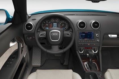 Audi A3 8P Cabrio Innenansicht Fahrerposition Studio statisch beige schwarz