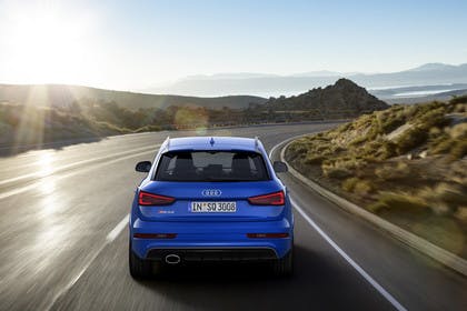 Audi RSQ3 8U Aussenansicht Heck dynamisch blau