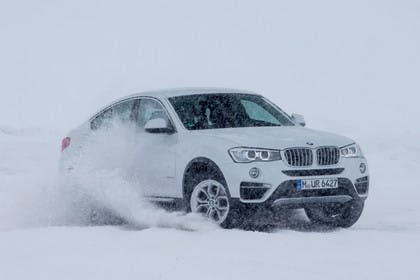 BMW X4 Aussenansicht Front schräg dynamisch weiss