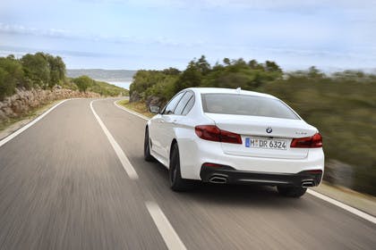BMW 5er G30 M Performance Parts Aussenansicht Heck schräg dynamisch weiss