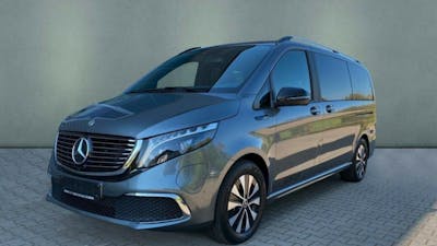 Ein grauer Mercedes-Benz EQV Elektrotransporter steht vor einer grauen Wand