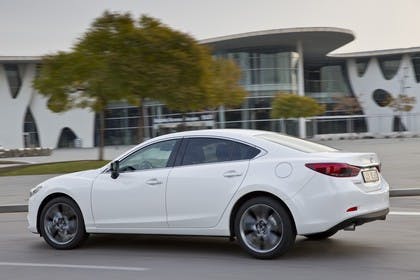 Mazda 6 Limousine GJ Aussenansicht Seite schräg dynamisch weiss