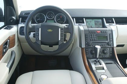 Land Rover Range Rover Sport LS Studio Innenansicht Fahrerposition statisch beige schwarz