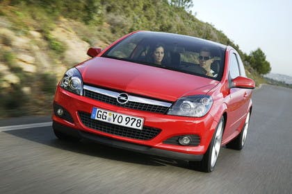 Opel Astra J GTC Aussenansicht Front dynamisch rot