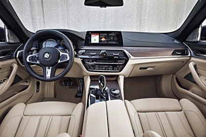 BMW 5er G31 Touring Innenansicht zentral statisch beige
