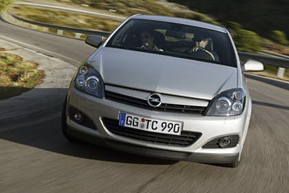 Opel Astra J GTC Aussenansicht Front dynamisch silber