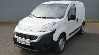 Ein weißer Fiat Fiorino steht auf einer Straße