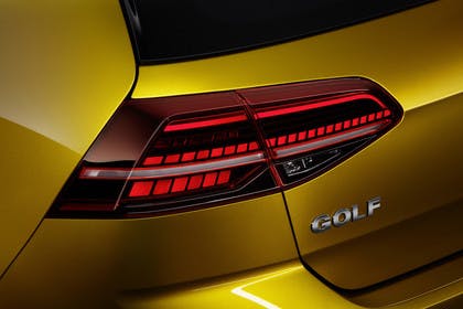 VW Golf 7 Facelift Dreitürer Aussenansicht Heck Detail Rückleuchte statisch gold
