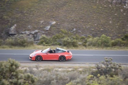 Porsche 911 Targa 4 GTS 991.2 Aussenansicht Seite dynamisch rot