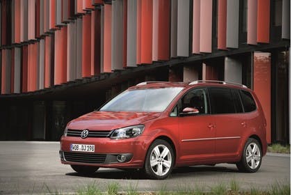 VW Touran 1T Facelift Aussenansicht Front schräg statisch rot