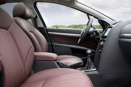 Peugeot 407 SW 6 Facelift Innenansicht statisch Vordersitze und Armaturenbrett beifahrerseitig