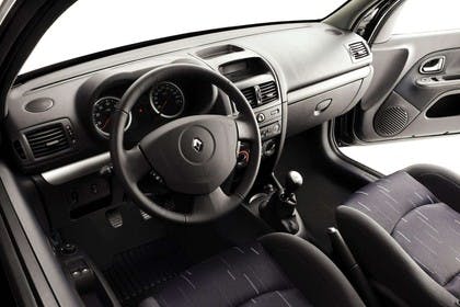Renault Clio B Facelift Dreitürer Innenansicht statisch Studio Vordersitze und Armaturenbrett fahrerseitig