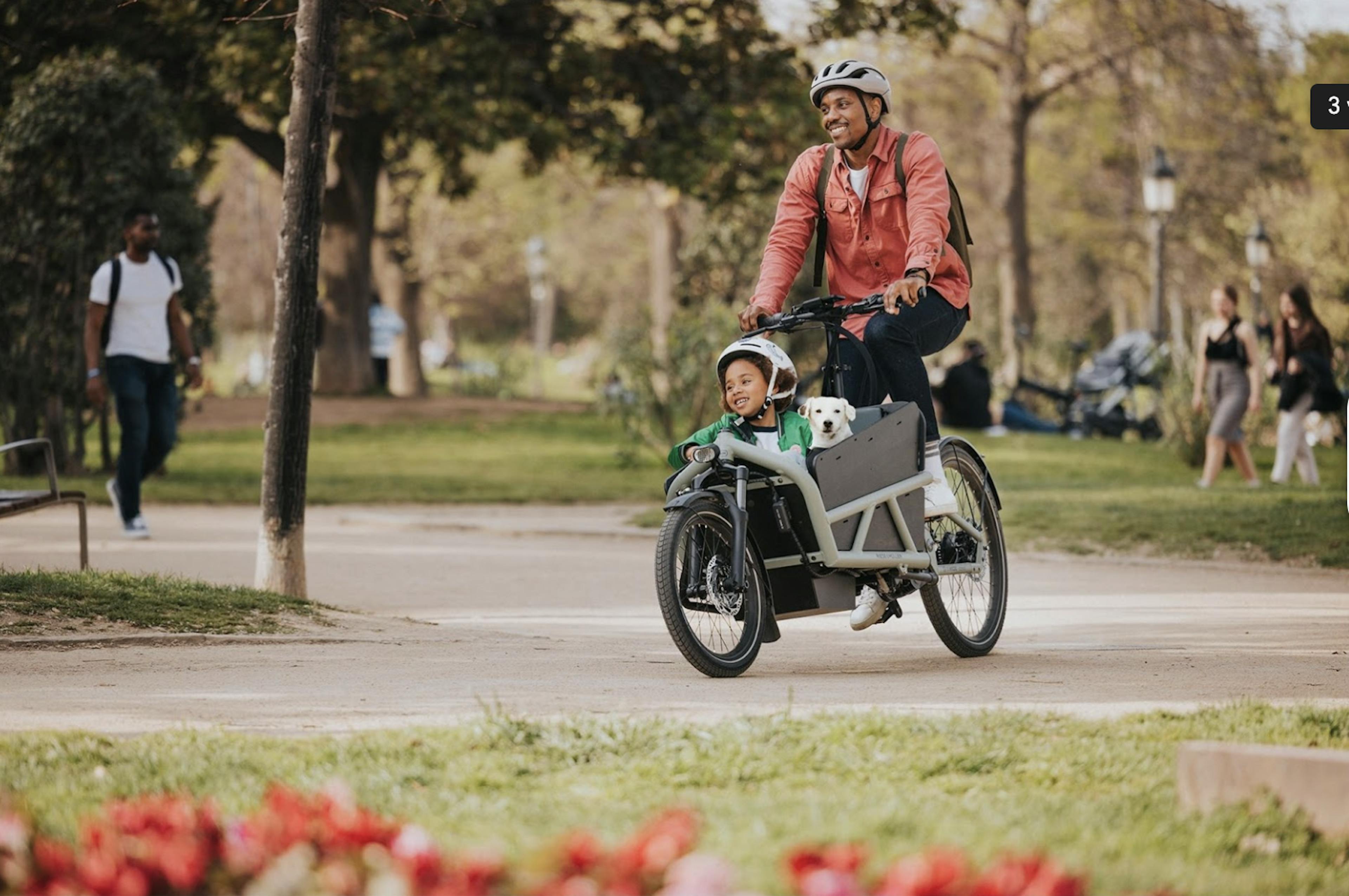 Lastenrad mit Fahrer und Kind