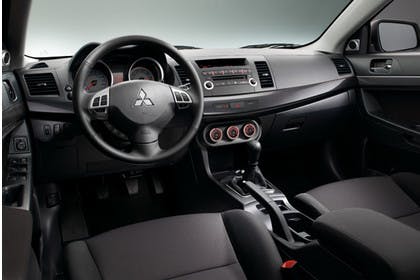Mitsubishi Lancer CZ0 Innenansicht Fahrerposition statisch schwarz
