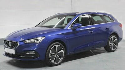 Ein blauer SEAT Leon Sportstourer 1.5 eTSI FR DSG steht in einem Raum mit grauen Wänden