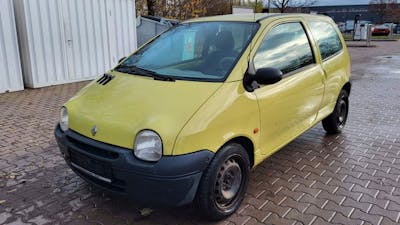 Ein gelber Renault Twingo Kleinstwagen steht auf einem Parkplatz.