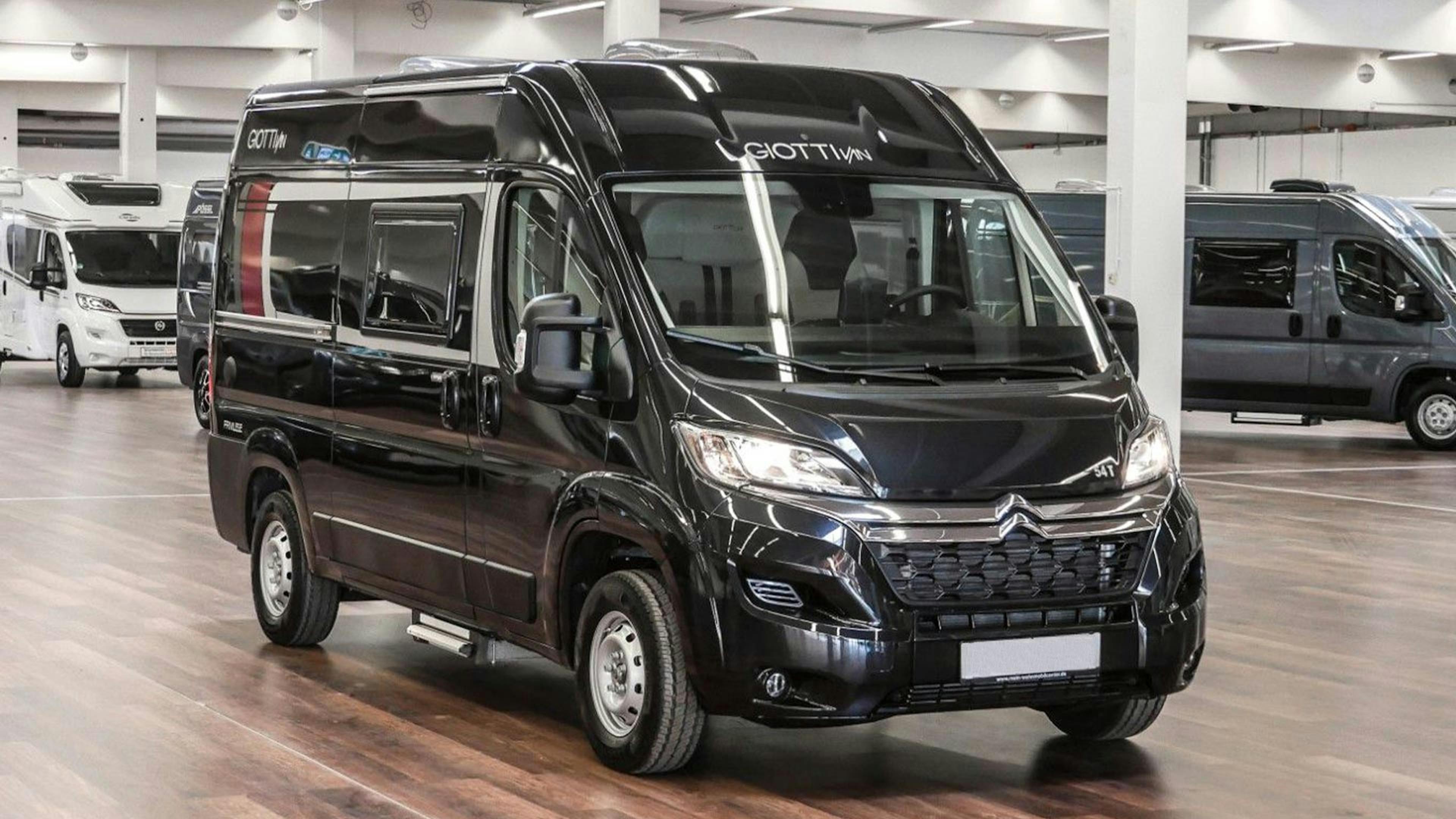 Günstiges Wohnmobil: Ein schwarzer GiottiVan 54 T steht in einer Halle