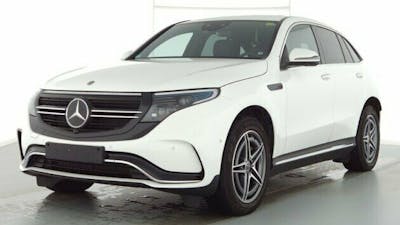 Ein weißer Mercedes-Benz EQC steht vor einer weißen Wand.