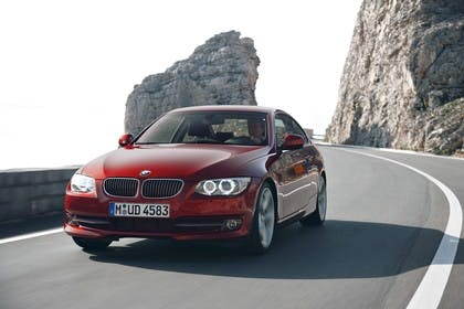 BMW 3er Coupé E92 LCI Aussenansicht Front schräg dynamisch rot