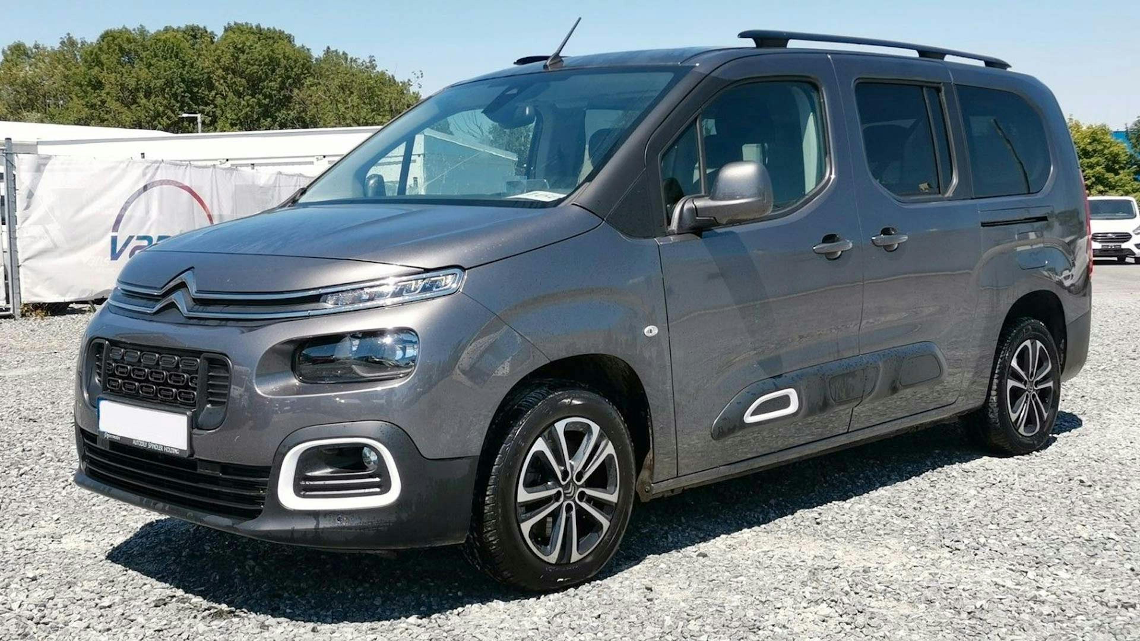 Ein grauer Citroën Berlingo Hochdachkombi steht auf einem Parkplatz.
