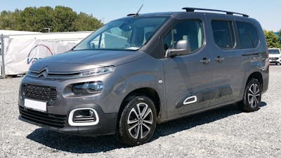 Ein grauer Citroën Berlingo Hochdachkombi steht auf einem Parkplatz.