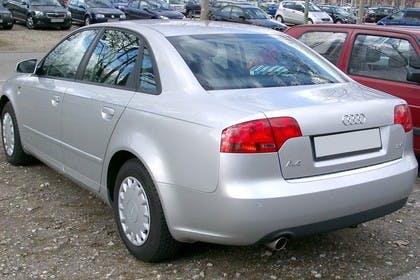 Audi A4 Limousine B7 Aussenansicht Heck schräg statisch silber