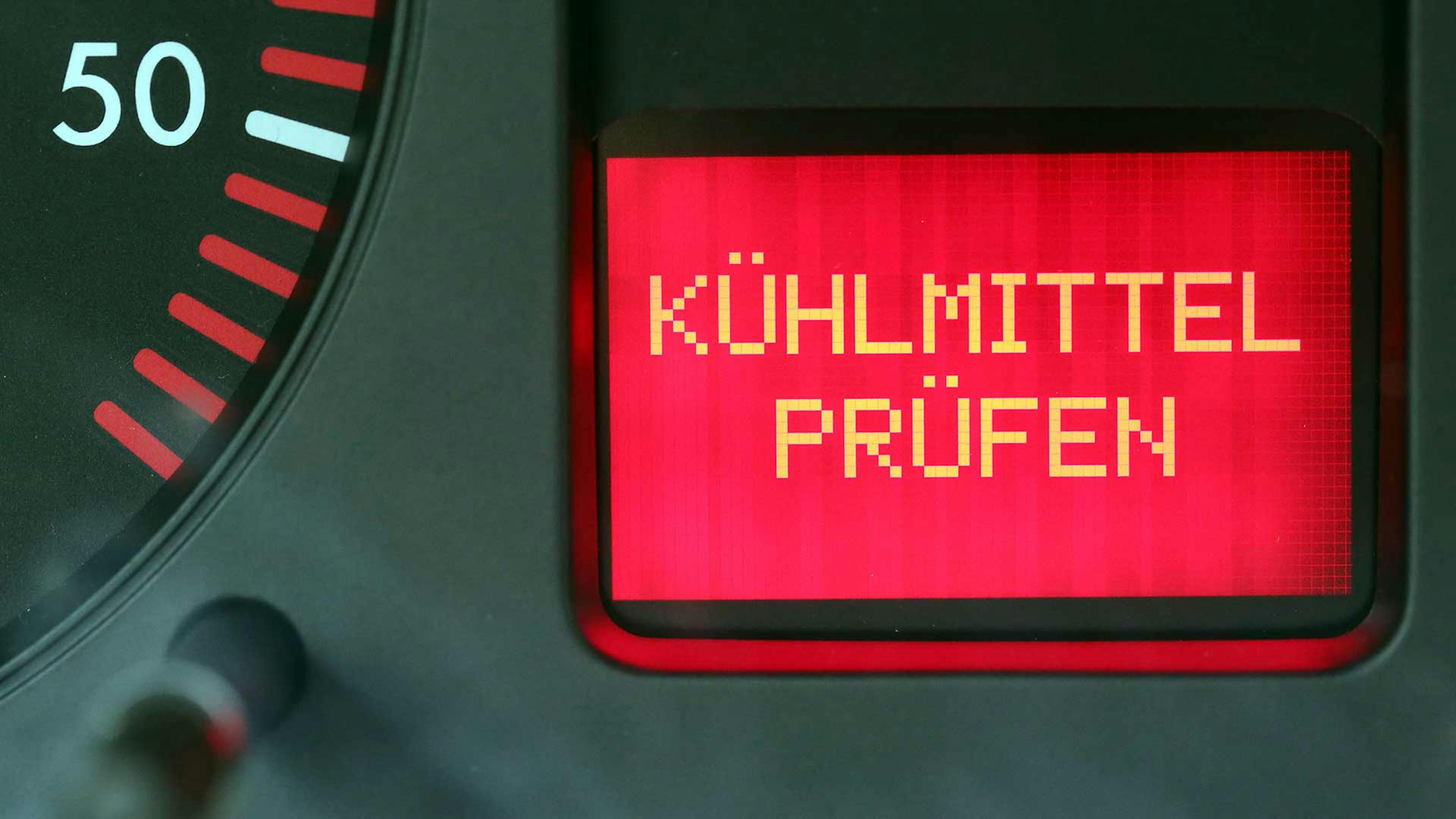 Eine Kontrollleuchte in einem Pkw warnt vor möglichem Kühlwasserverlust.