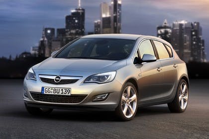 Opel Astra J Aussenansicht Front schräg statisch silber