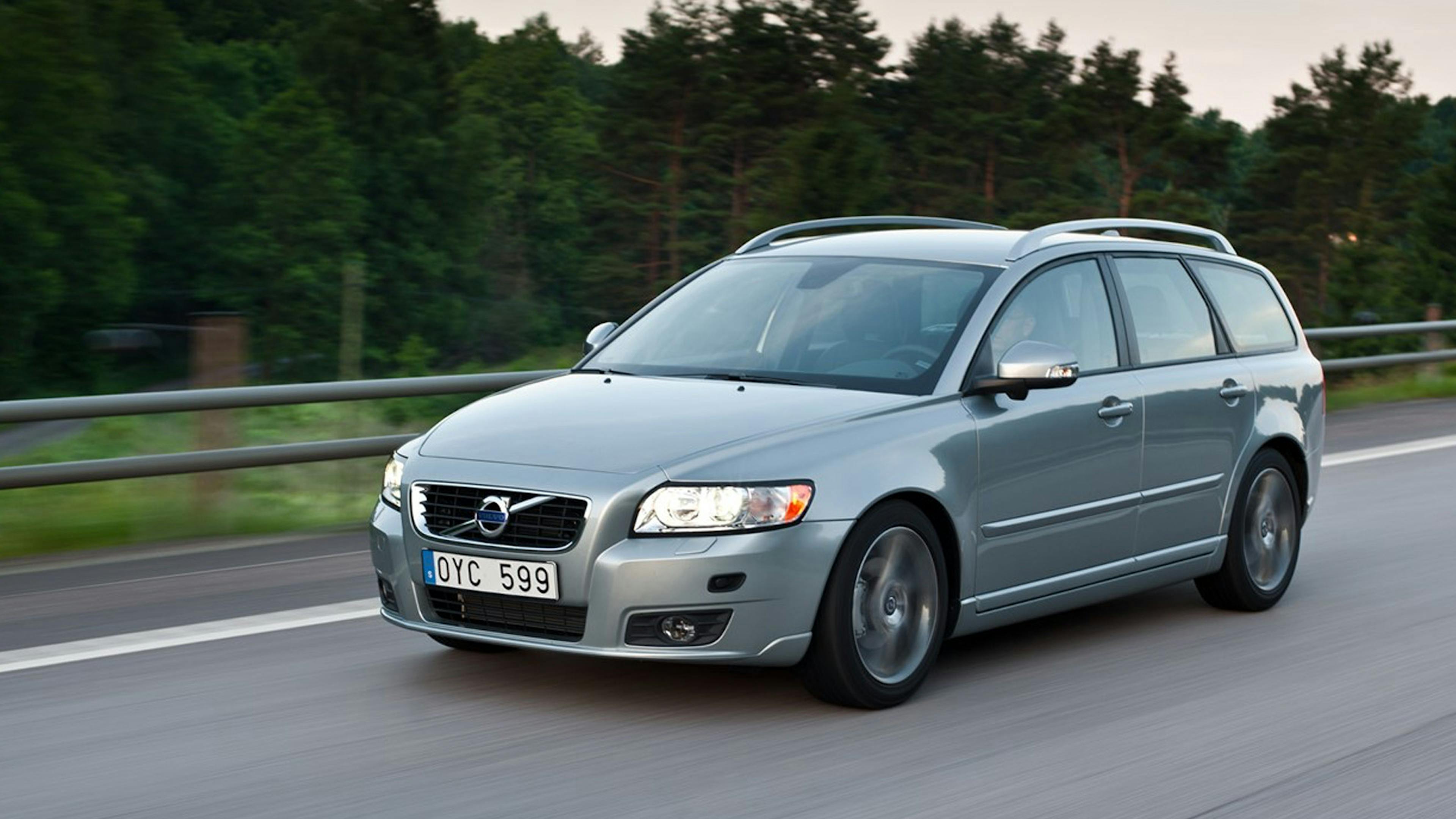 Ein grauer Volvo V50 Kombi fährt eine Landstraße entlang.