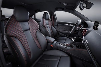 Audi RS3 Innenansicht Vordersitze Studio statisch schwarz
