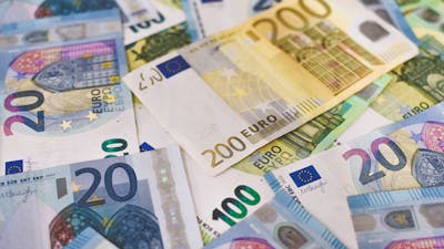 Detailaufnahme von Euro-Scheinen, die auf einem Haufen liegen