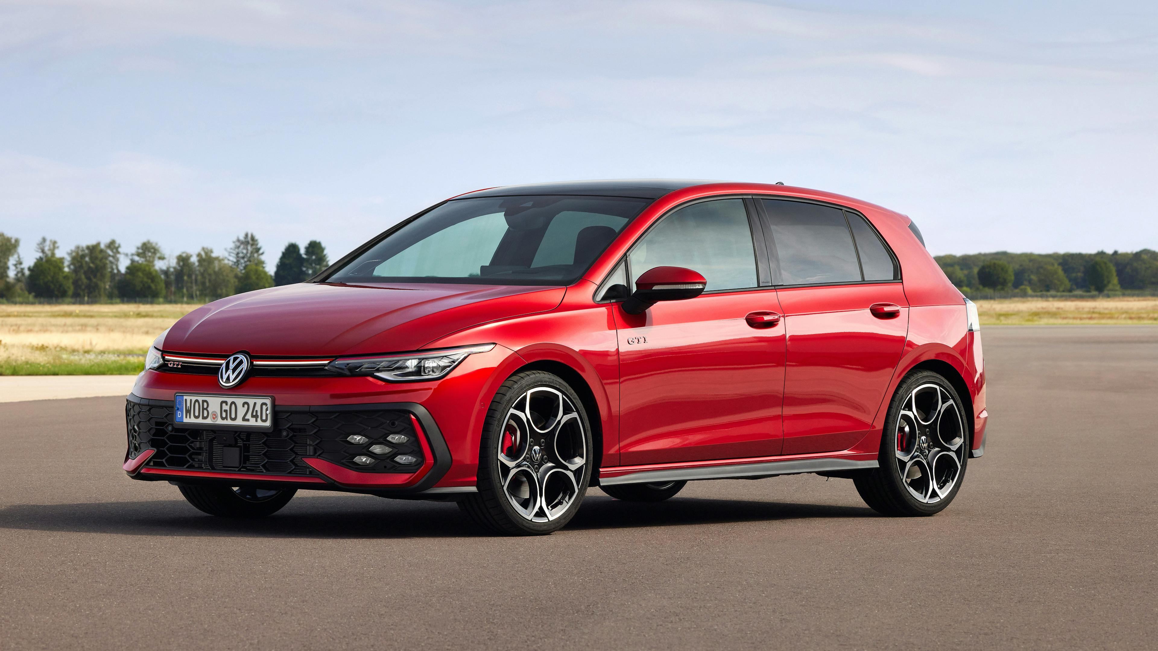 Ein roter VW Golf 8 GTI Facelift