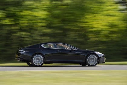Aston Martin Rapide S Aussenansicht Seite schräg dynamisch schwarz