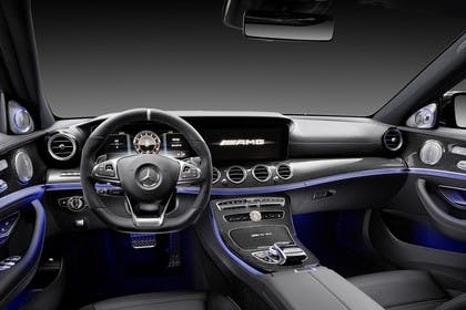Mercedes-AMG E 63 W213/S231 Innenansicht Fahrerposition Studio statisch schwarz