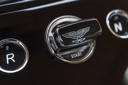 Aston Martin Rapide S Innenansicht statisch Detail Startknopf