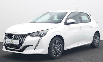 Ein weißer Peugeot 208 steht vor einer weißen Wand.