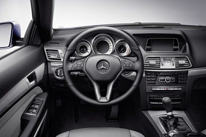 Mercedes E-Klasse T-Modell S212 Studio Innenansicht Fahrerposition statisch schwarz