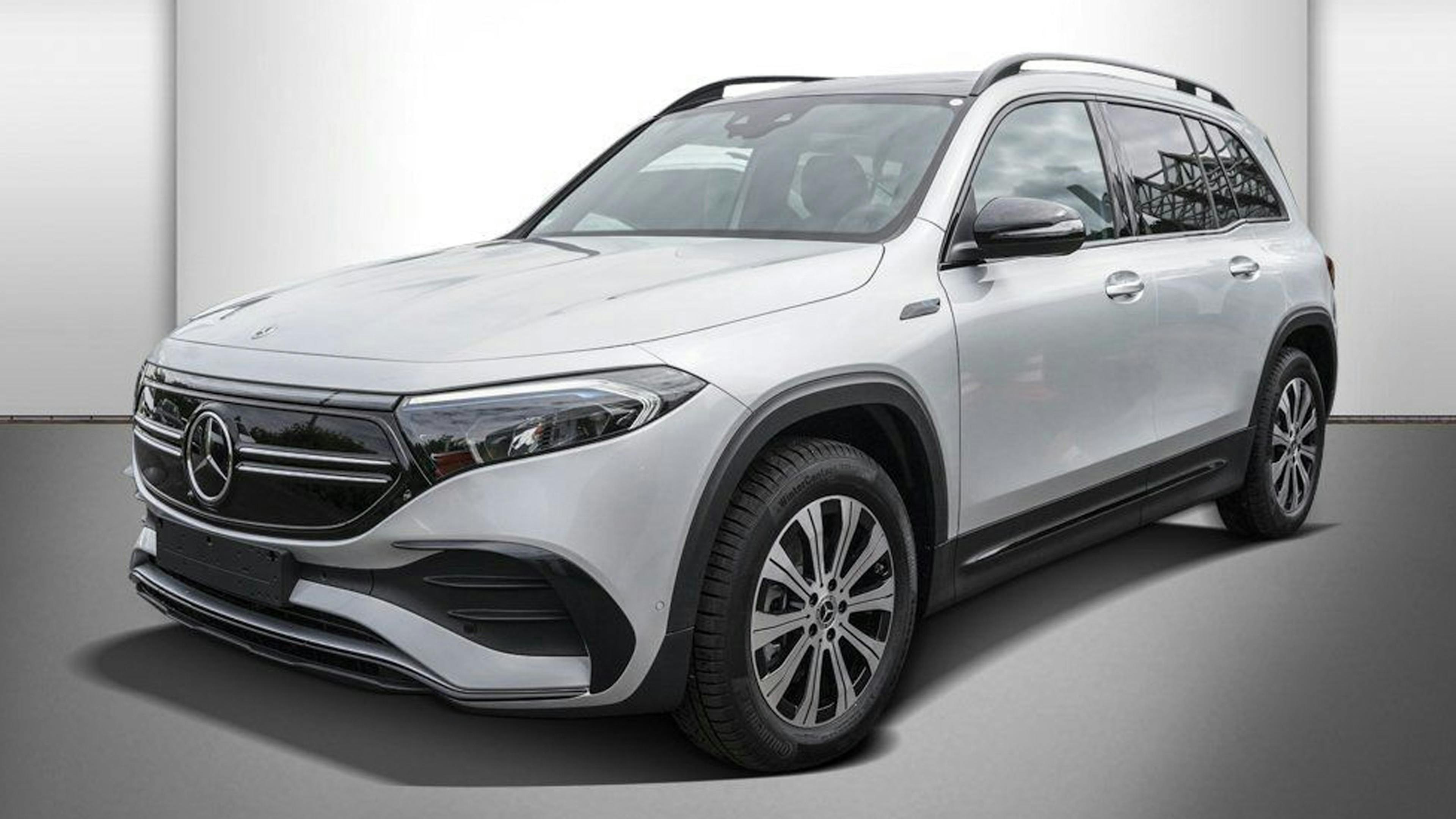 Ein weißes Mercedes-EQB-Elektroauto mit Allradantrieb steht in einem hellen Raum.