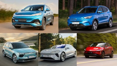 Fotomontage mit fünf chinesischen Elektroautos verschiedener Hersteller.