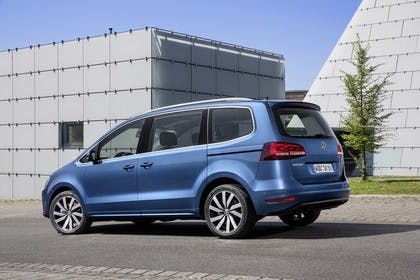 VW Sharan Aussenansicht Seite schräg statisch blau