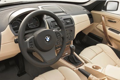 BMW X3 E83 Innenansicht statisch Vordersitze und Armaturenbrett fahrerseitig