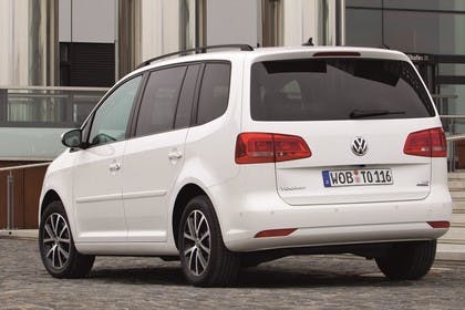 VW Touran 1T Facelift Aussenansicht Heck schräg statisch weiss